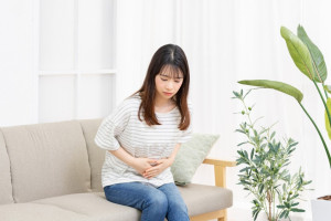 じ１